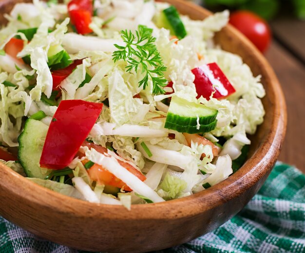 Foto vegetarische groentesalade in een houten kom