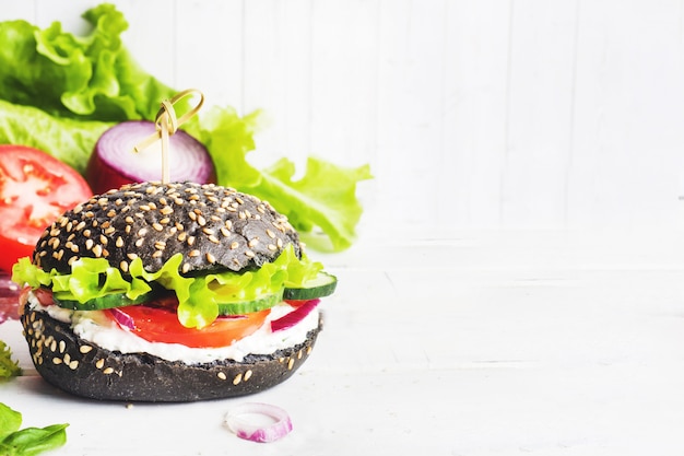 Vegetarische Hamburger met kwarkroom en groenten. Kopieer ruimte