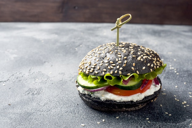 Foto vegetarische hamburger met kwarkroom en groenten. ruimte kopiëren