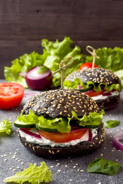 Vegetarische hamburger met kwarkroom en groenten.