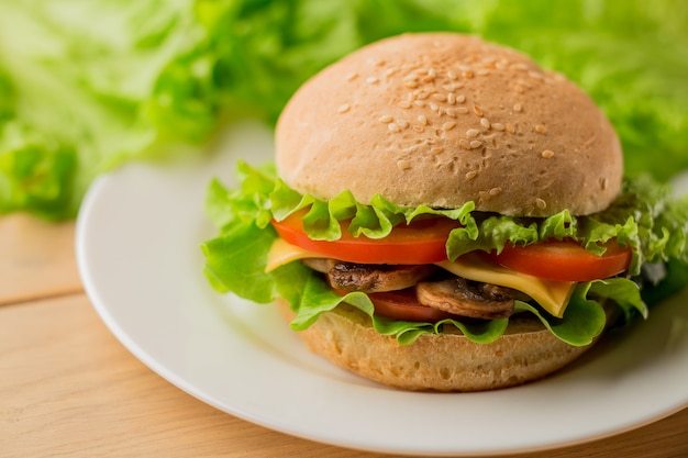 Vegetarische hamburger met verse salade op de plaat