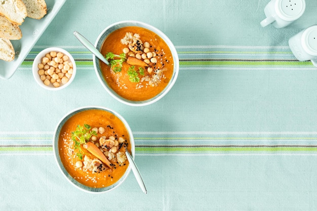 Vegetarische herfstpompoen- en wortelsoep met kikkererwten en quinoa comfort food herfstwinterconcept van gezonde voeding