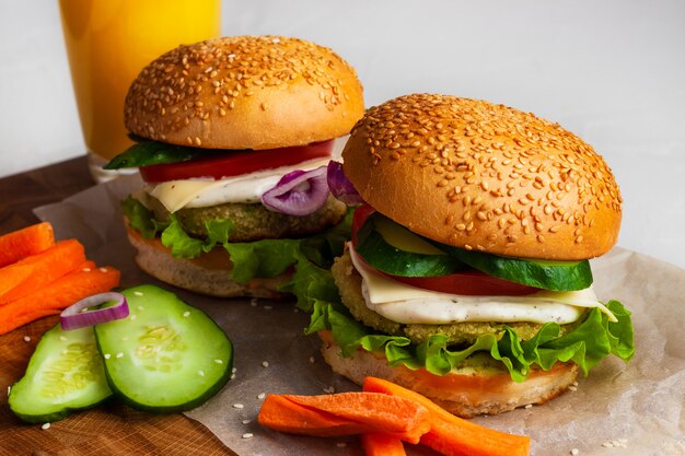 Vegetarische huisgemaakte hamburger op een witte achtergrond