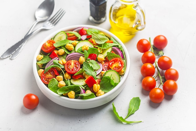 Vegetarische kikkererwtenbonensalade en rauwe ingrediënten