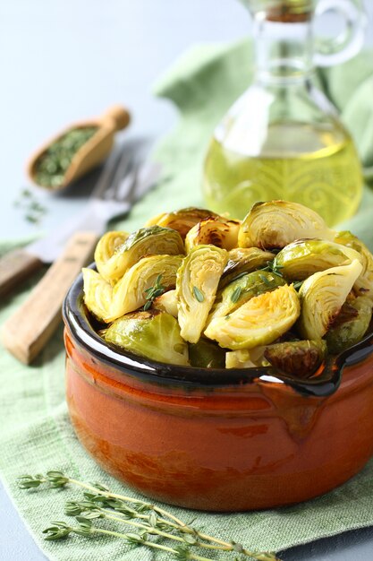 Vegetarische kom geroosterde spruitjes met knoflook en tijm