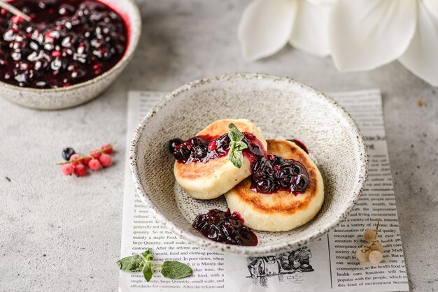 Vegetarische kwarktaart met zwarte bessenjam