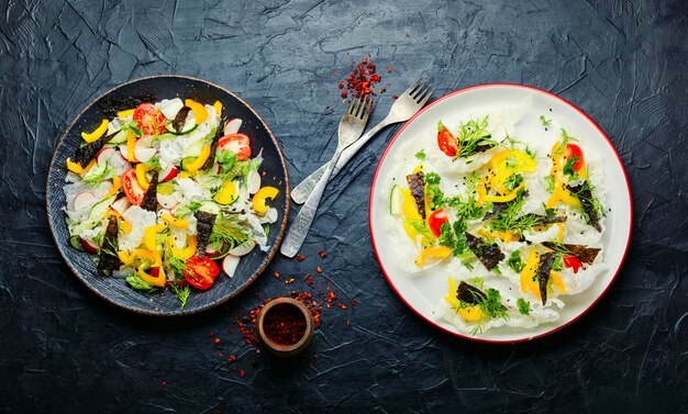 Vegetarische lentesalade met verse groenten