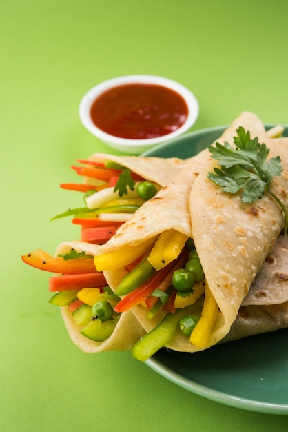 Vegetarische loempia OR Wrap ook bekend als Franky, gemaakt met Paneer en Groenten gevuld in Chapati of Roti. Geserveerd met Tomatenketchup. Selectieve focus