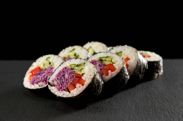 Vegetarische maki gevuld met komkommer of kappa, rode paprika en violette kool.