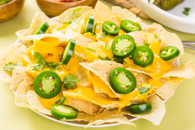 Vegetarische nacho's met tortillachips en verse jalapenopepers.