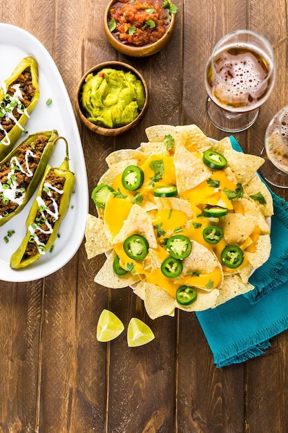 Vegetarische nacho's met tortillachips en verse jalapenopepers.