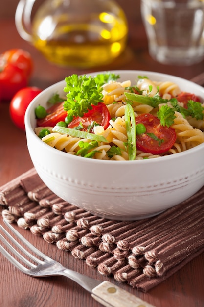 Vegetarische pasta fusilli met kruiden van tomatenerwten