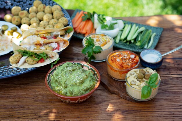 Vegetarische picknick op een houten tafel