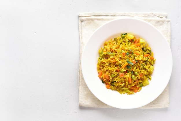 Vegetarische pilaf op plaat