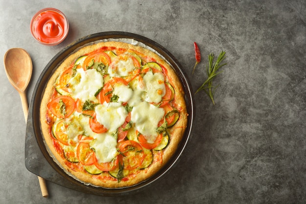 Vegetarische pizza. kookproces van plantaardige zelfgemaakte pizza.