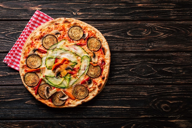 Vegetarische pizza met champignons, courgette en aubergine