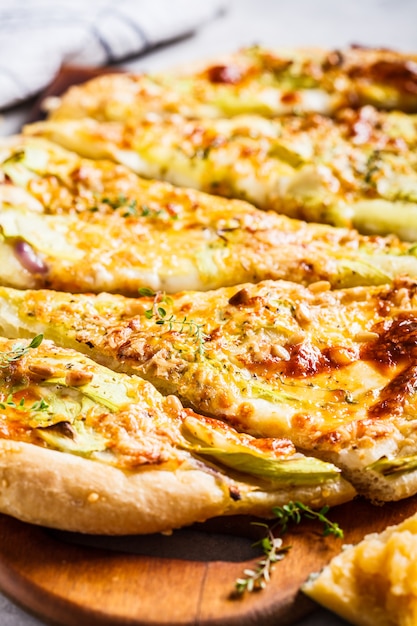 Vegetarische pizza met courgette, kaas en noten