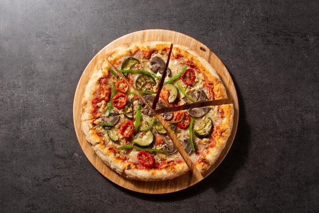 Vegetarische pizza met courgette, tomaat, paprika en champignons