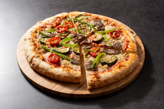 Vegetarische pizza met courgette, tomaat, paprika en champignons