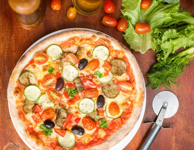 Vegetarische pizza met paprika en diverse olijven