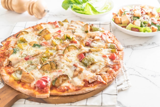 vegetarische pizza op tafel