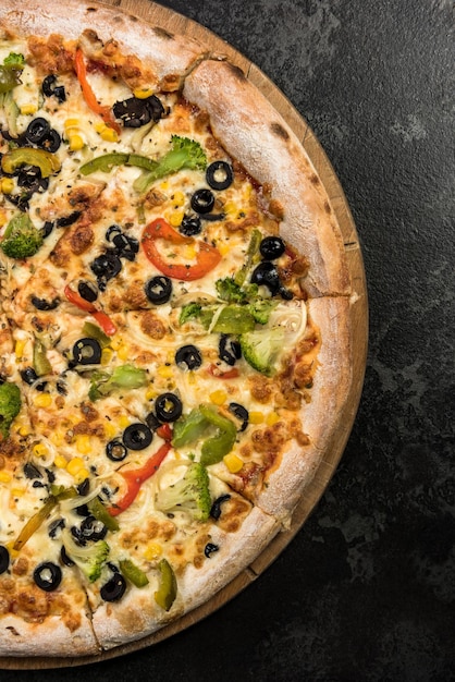 Vegetarische pizza vers gebakken in restaurant