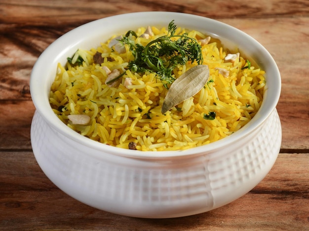 Vegetarische pulao gekookt met masala kruiden geserveerd op een rustieke houten achtergrond selectieve focus