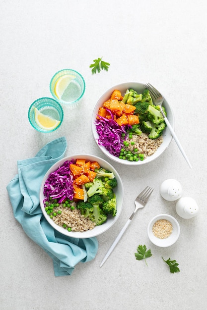 Vegetarische quinoa en broccoli lunch Boeddha kom met gebakken