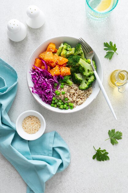 Vegetarische quinoa en broccoli lunch Boeddha kom met gebakken