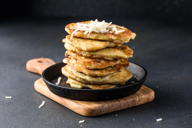 Foto vegetarische quinoa fritters met courgette knoflook