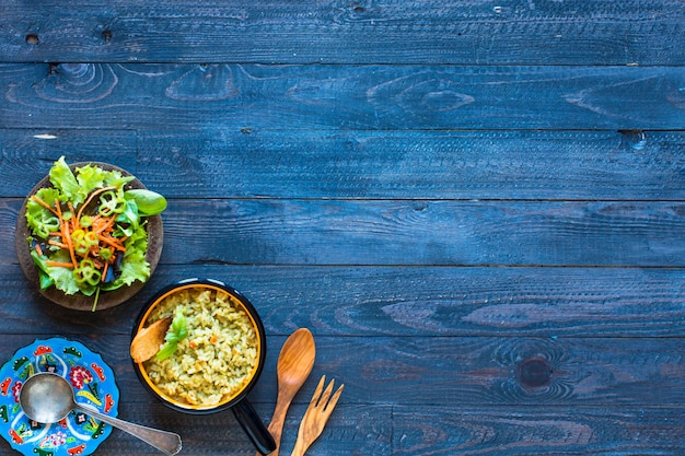 Vegetarische risotto met verschillende groenten op houten rustieke tafel.