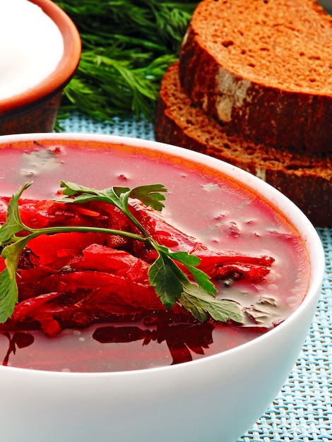 Vegetarische rode soep met groenten