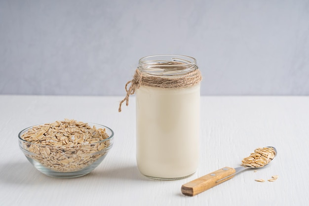 Vegetarische romige plantaardige zuivelvrije havermelk gemaakt van granen met een zoete havermoutsmaak