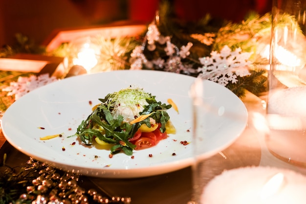 Vegetarische salade. Kerst vakantie diner. Restaurant feestelijk keukenconcept