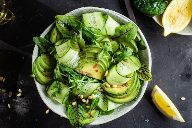 Vegetarische salade met avocado, komkommer en kruiden