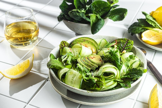 Vegetarische salade met avocado, komkommer en kruiden