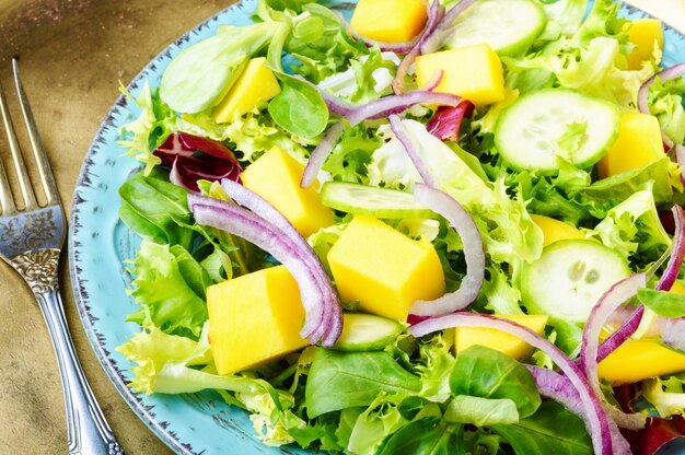 Vegetarische salade met groenten en mango