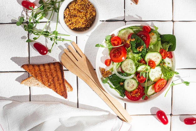 Vegetarische salade met komkommertomaat en spinazie in een bord