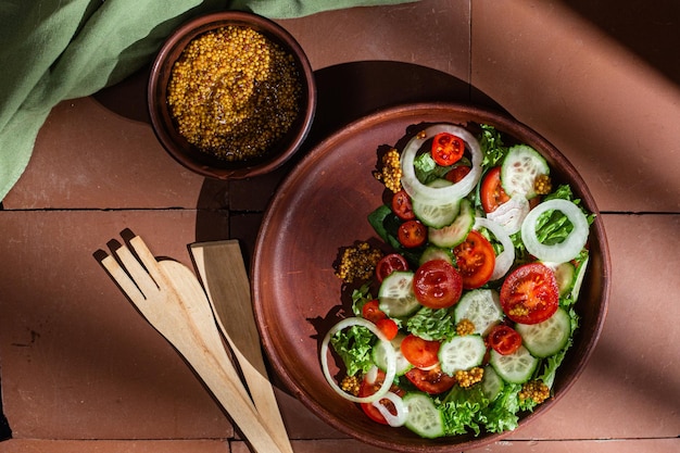 Vegetarische salade met komkommertomaat en spinazie in een bord