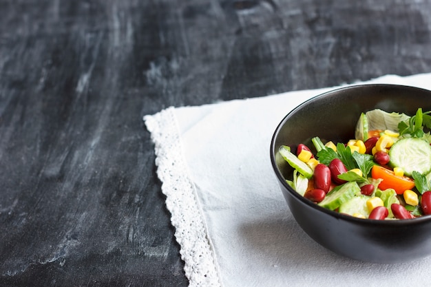 Vegetarische salade met rode Mexicaanse bonen, maïs, rucola, kerstomaatjes en olijfolie