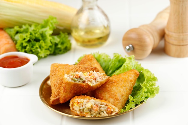 Vegetarische samosa's met dipsausen