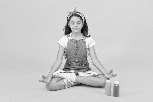 Vegetarische smoothiedrank Yogatraining KId girl sit meditate Meditatiepraktijk Goede vibes Rustig mediteren Leer meditatietechnieken Blijf positief en optimistisch Gezonde manier van leven