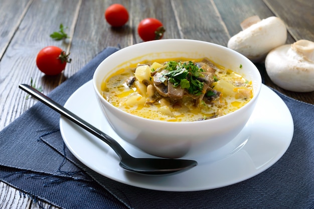 Vegetarische soep met champignons en groenten
