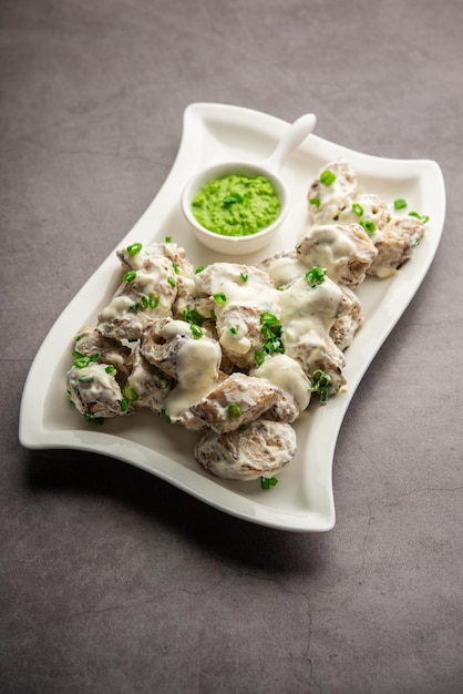 vegetarische soya malai chap gemaakt met behulp van soya chaap met witte romige jus