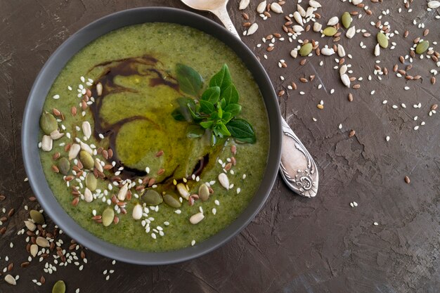 Vegetarische spinaziesoep met sesamzaad en vlas.