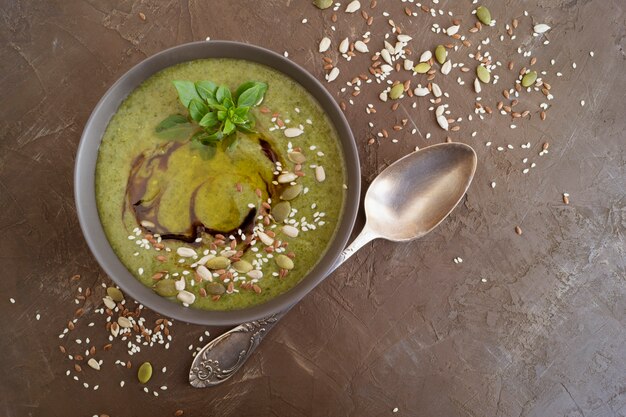 Vegetarische spinaziesoep met sesamzaad en vlas.