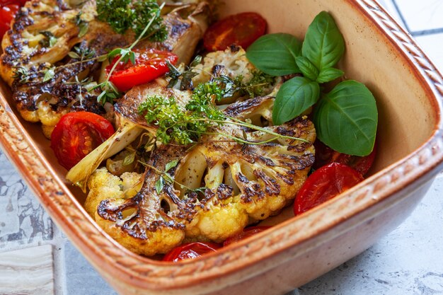 Vegetarische steak met verse bloemkool gebakken met kruiden en groenten