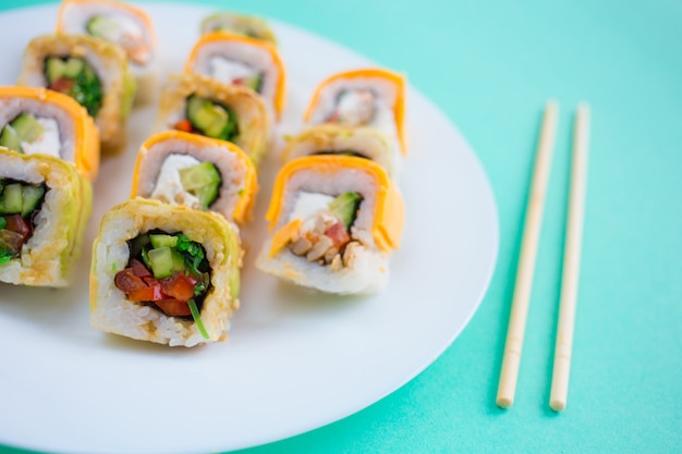 Vegetarische sushi rolt op een witte plaat