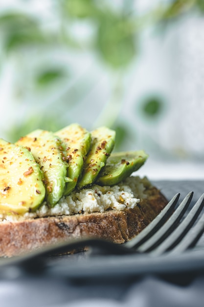 Vegetarische toast met avocado en ricotta