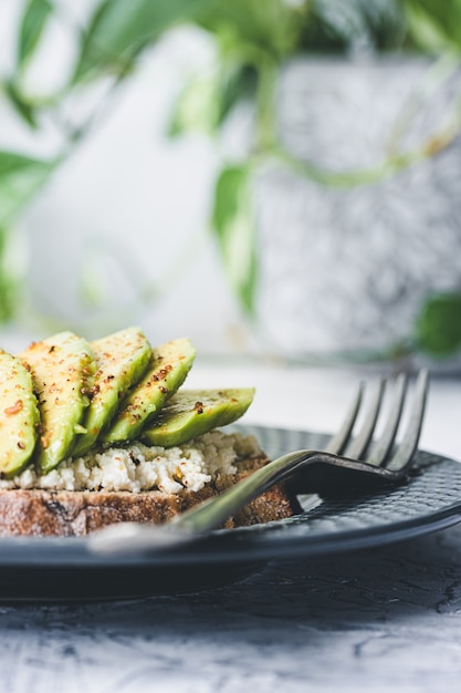 Vegetarische toast met avocado en ricotta